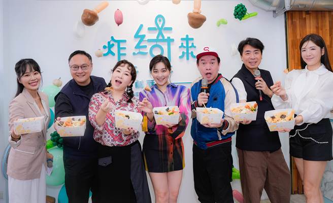 张秀卿（左3）、康康（右3）翘班力挺张文绮盐酥鸡加盟店开幕。（炸绮来提供）