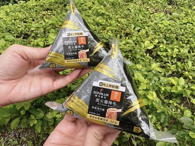 7-11「星宇胡同新极上-炭火烧霜降牛肉饭糰」将炭烤香气混合烧肉酱美味，55元。（7-11提供）
