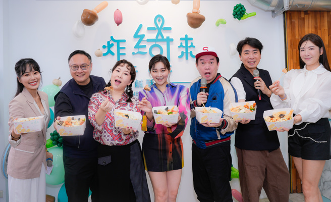 贞妍（左起）、台中新闻局局长、张秀卿、张文绮、康康、梁赫群、郑亦真齐聚一堂。（炸绮来提供）