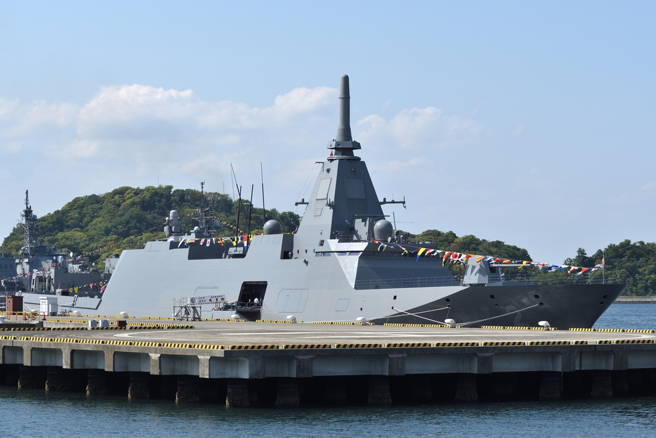 亚洲国际海事防务展今年共有超过250家厂商参展，还有来自13个国家、22艘军舰参与展示活动，包括日本海上自卫队的多功能护卫舰「熊野号」（JS Kumano）。(图/shutterstock)
