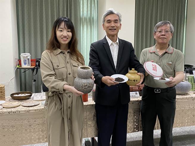 中兴大学生物科技学研究所教授曾志正（右）说，含有茶飢素与消脂素的茶品更可视为机能性素材将台湾茶产业提升到医疗保健应用。（张妍溱摄）
