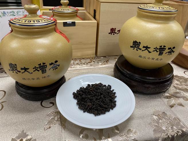 中兴大学指出，乌龙茶可经反覆烘焙陈放转化成口感温润醇厚的熷乌龙茶，但制作过程必须保留茶飢素。（张妍溱摄）