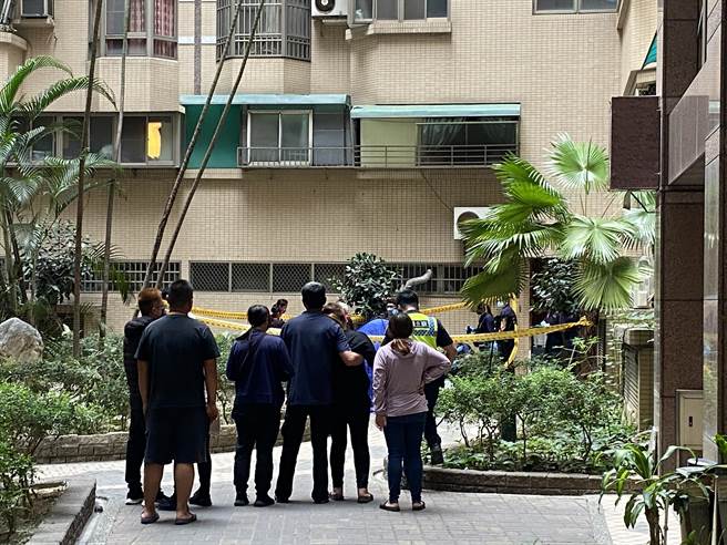 警方正在现场勘验，死者家属到场哭成一团。（曹婷婷摄）