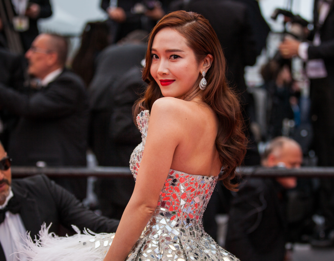 南韓女星Jessica（鄭秀妍）近日出席在深圳的活動，和男星吳建豪見面，沒想到兩人在寒暄時，吳建豪竟意外談到另外兩位少女時代的成員，現場氣氛瞬間尷尬。（圖/ shutterstock）