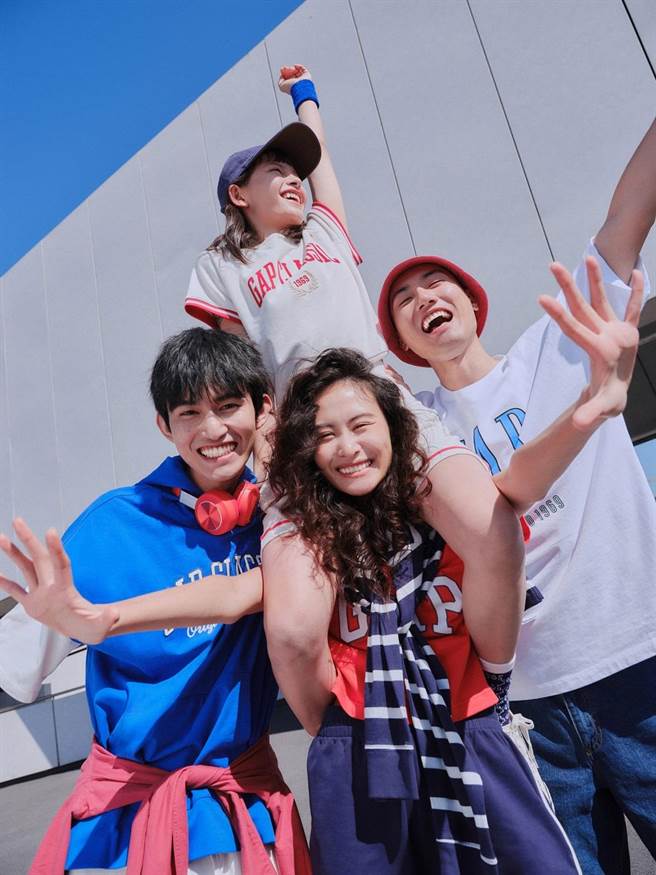 城市漫游旅人造型攻略，以红、蓝、白经典「美式三原色」，营造动感的街头态度。（Gap提供）