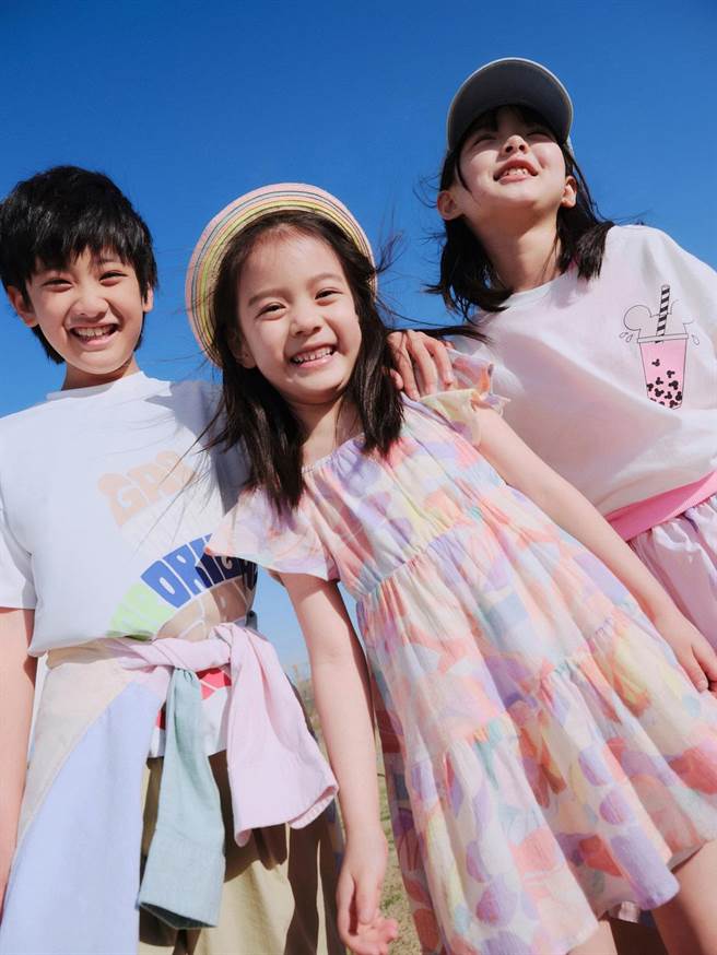 海滩度假旅人造型攻略透过碎花单品化身阳光型男、气质仙女、俏皮小童。（Gap提供）