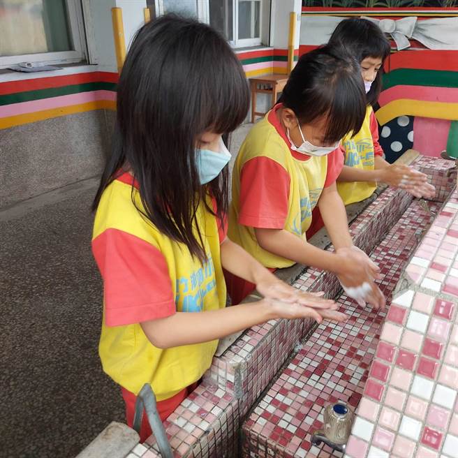 卫生局提醒落实「湿、搓、冲、捧、擦」洗手五步骤。（台东县政府提供／蔡旻妤台东报导）