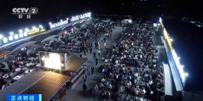 大陆五一长假期间，各地景点人潮挤爆。（示意图／央视）