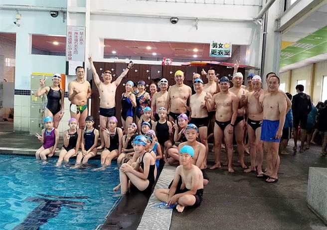 公孙杯比赛由公嬷队小胜，讚许小朋友的表现，高兴有这样的青银融合的晨光。（林头国小提供）