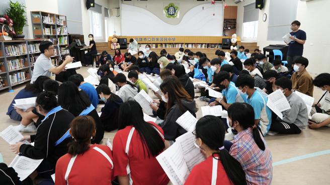 合唱团的成员们正在认真练习(高雄市宝来国中提供)
