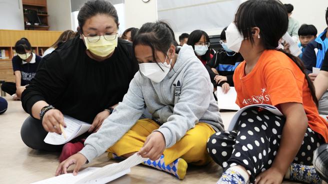 小朋友们都十分专注地练习(高雄市宝来国中提供)