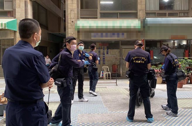 警方在现场勘验机车。（曹婷婷摄）
