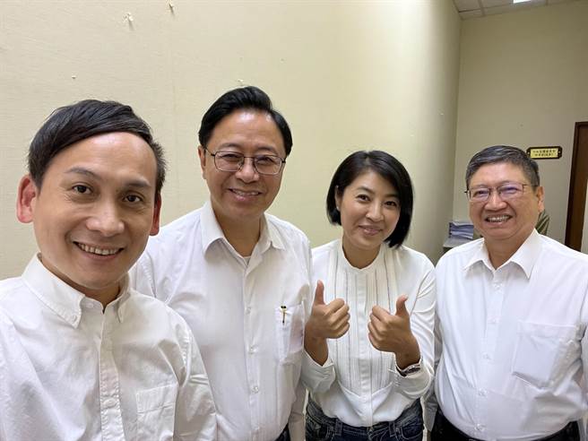 叶元之获提名前，张善政、许淑华特别为他加油。（叶元之提供）