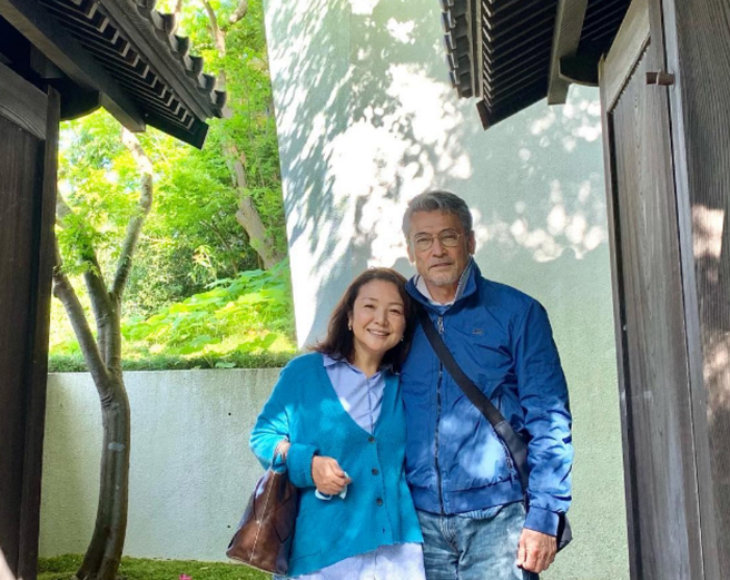 原日出子和渡边裕之是日本演艺圈模范夫妻，渡边裕之去年5月3日在家中缢死，目睹丈夫离世的原日出子大受打击。（图／摘自原日出子IG）