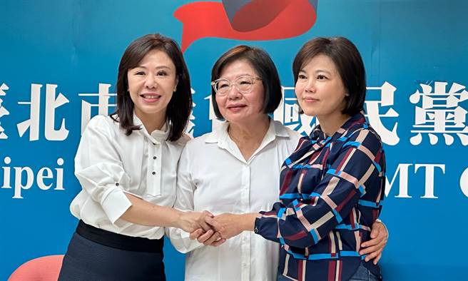 在新北市长侯友宜的出手协调下，3日由北市党部主委黄吕锦茹（中）携李彦秀（左）及游淑慧（右）宣布港湖区立委初选结束，由李彦秀代表国民党参选立委。（丁上程摄）