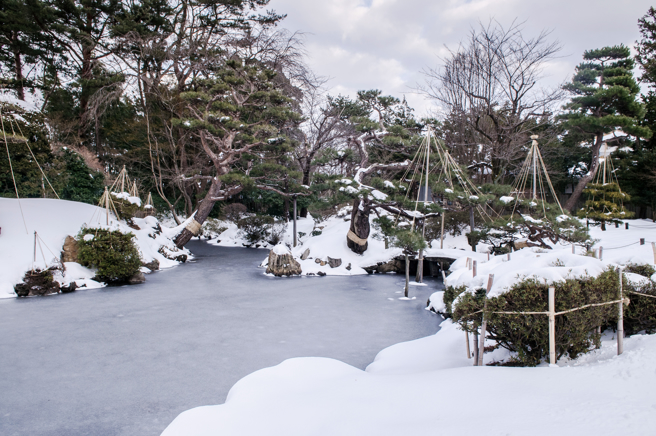 日本縣鶴岡市的山形自動車道（類似台灣高速公路）一處隧道，5月2日下午發生兩輛小客車對撞起火事故。（圖/ shutterstock）