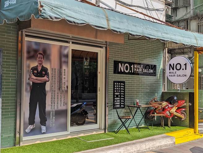 北市成功高中校友的回憶，第一男子理髮店4月移至新店址。（胡欣男攝）