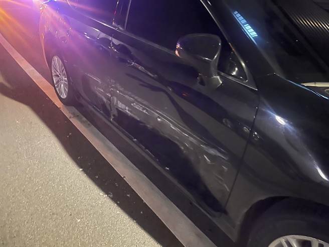 桃园男车停家门外遭撞，怒PO文悬赏要抓肇事者。(翻摄照片／吕筱蝉桃园传真)