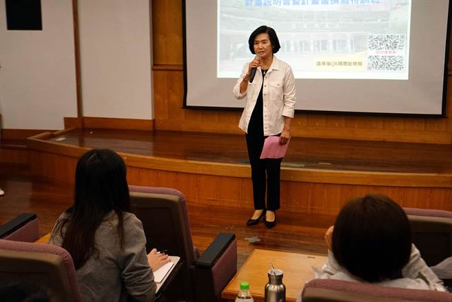宜兰县政府今举办「地方产业创新研发推动计画（地方型SBIR）」说明会、计画书撰写特训班，县长林姿妙鼓励中小企业投件，盼能促成地方繁荣与产业创新。（李忠一摄）