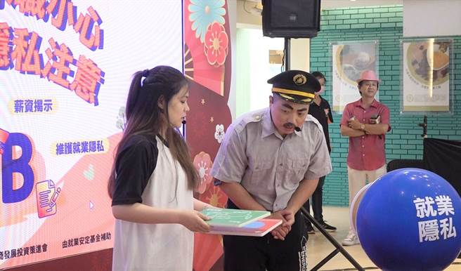 雲林縣府勞青處3日舉辦的求職防詐騙宣導記者會上，演出車手提款被抓的短劇。（周麗蘭攝）