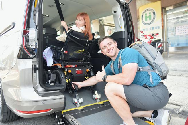福斯商旅邀请知名YouTuber小贝米浆（前）与轮椅女孩雪莉（后）以全新Caddy福祉车参与今年大甲妈祖遶境活动。（福斯商旅提供）