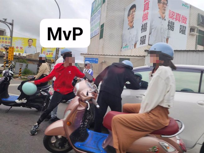 到澎旅遊的惡煞侵門踏戶，光天化日下在路口公然逞兇。（翻攝畫面）