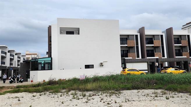 行兇惡煞一行其他人，案發當日下午就在警方戒護與協助下搭乘計程車離開投宿民宿，轉移他處。（許逸民攝）