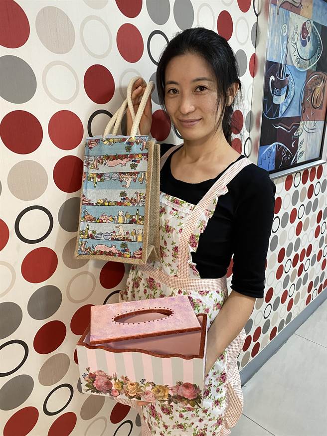 「美力妈妈」获奖名单最年轻为38岁获选者唐旗英。（高雄市政府社会局提供／林雅惠传真）