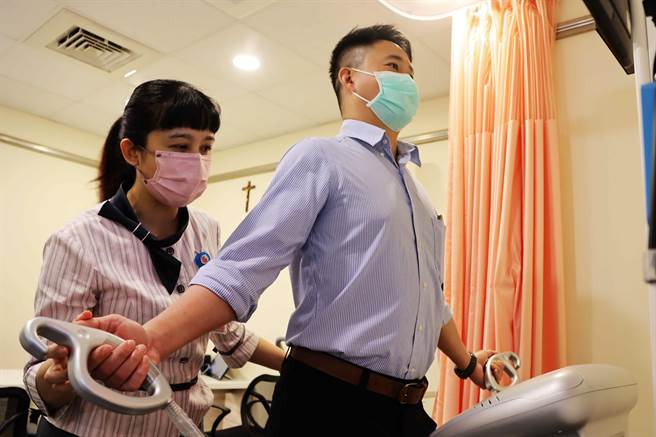 嘉义市市民整合性健康筛检即日起起跑至10月15日止，圣马尔定医院透过智慧仪器，5 分钟就能测出身体健康数值。（吕妍庭摄）