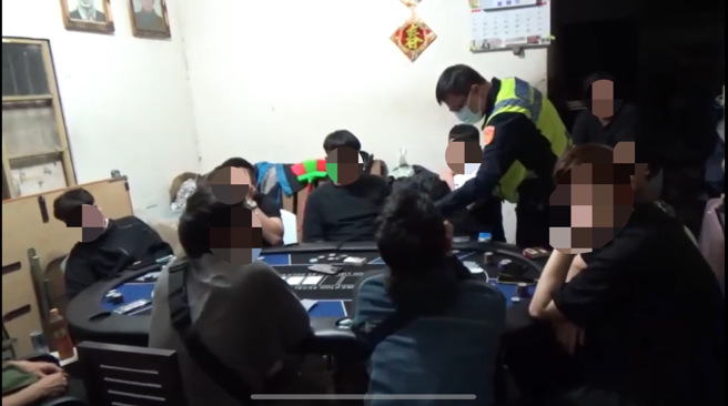 德州撲克賭場藏身林口郊區民宅，卻因附近聚集賭客的多部汽機車，讓警方發現有異前往蒐證，發現有喧嘩及「ALL IN」聲，確認有賭博行為，立即通報，一舉破獲職業賭場。（簡銘柱翻攝）
