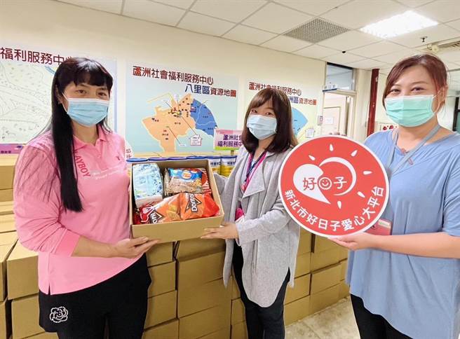 家住桃園的趙素慧長年到處行善，她響應新北市好日子愛心大平台，得知蘆洲社福中心有缺民生物資，3日特別捐贈包含白米、麵條、泡麵、餅乾、罐頭及奶粉等200箱物資。(黃敬文翻攝)