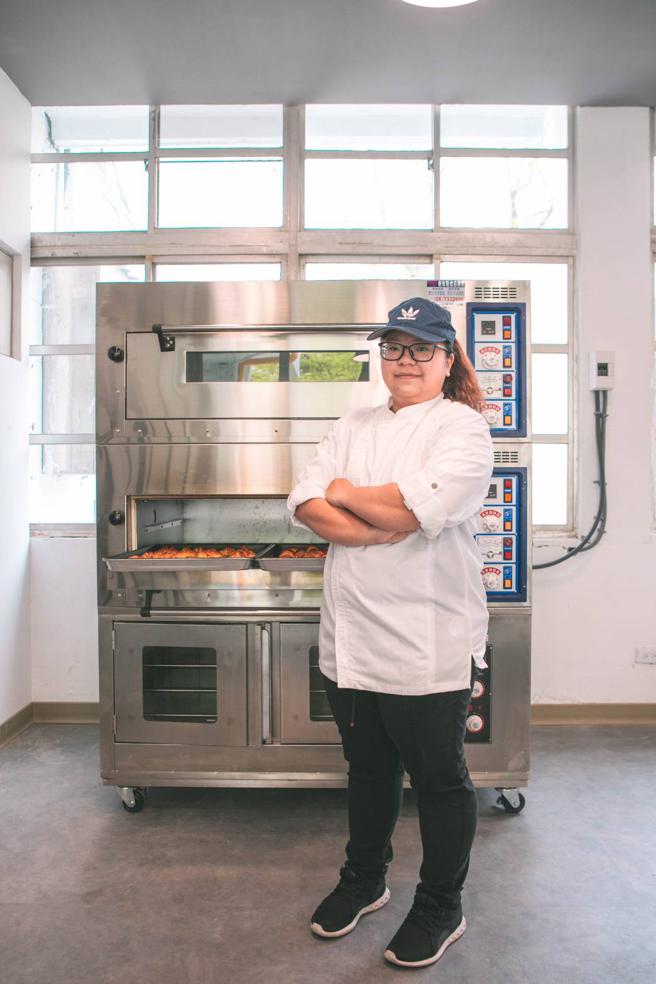 南华国小校友、在地青年「烘焙辛田」负责人辛怡柔负责微光餐会的点心(屏东劳动暨青年发展处提供)