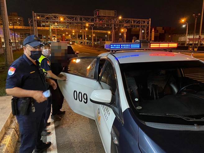 骑铁马的妇人险过港隧道，警方查明身分竟是通缉犯。（翻摄照片／高雄洪靖宜传真）