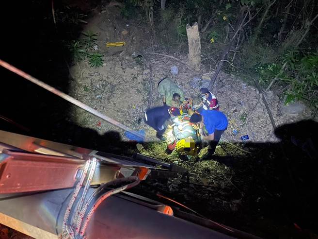 山区过弯摔落10公尺边坡，骑士多处骨折送医。(警方提供)