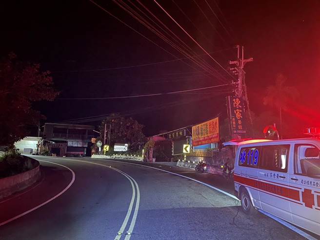 山区过弯摔落10公尺边坡，骑士多处骨折送医。(警方提供)