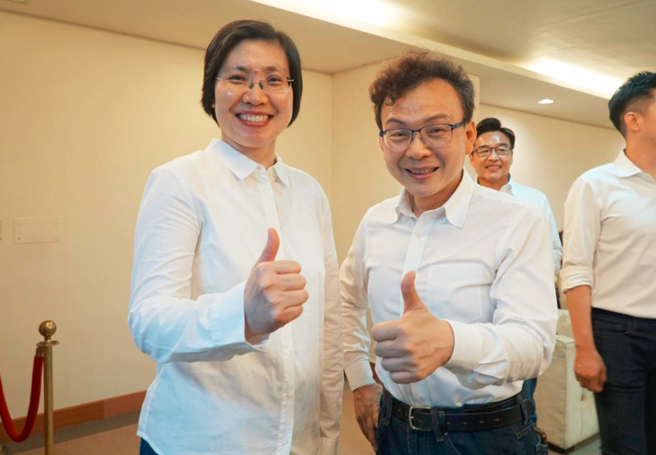 郑正钤(右)将挑战新竹市立委连任，徐欣莹(左)回归国民党后也将代表参选新竹县第1选区立委。（图／取自郑正钤脸书）