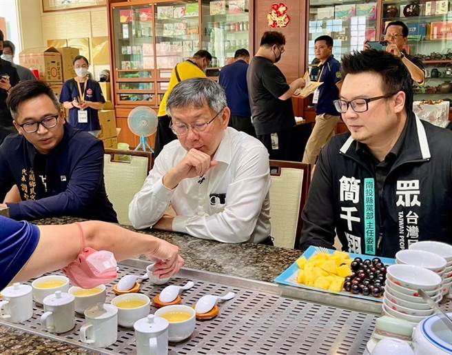 柯文哲认为制茶工序繁复，支持成立农业移工人力平台，解决农业缺工问题。（杨静茹摄）