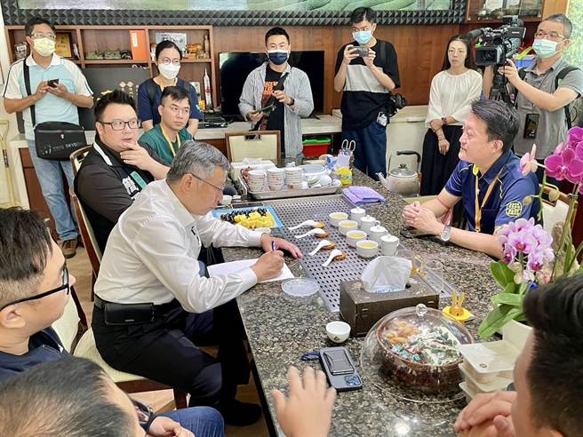 柯文哲3日在党籍南投县议员简千翔等人陪同下与青农座谈，将青农意见逐一笔记。（杨静茹摄）