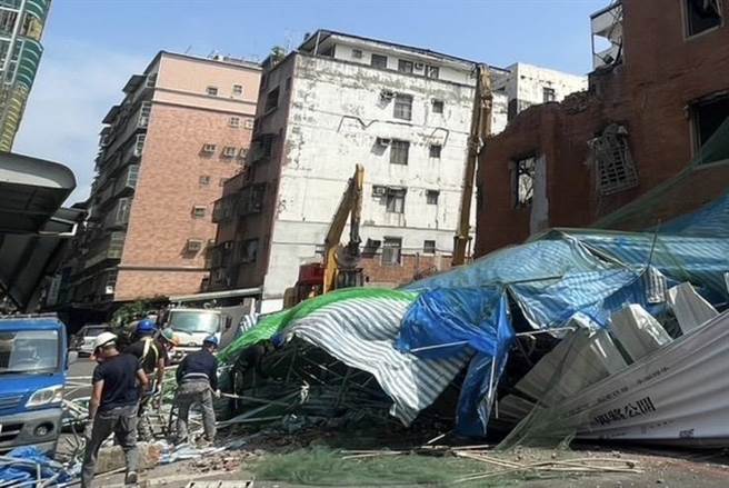 新北市三重区今日一起工安意外，位在忠孝路三段15巷与三民街283巷口一处危老建筑都更工地，在下午2时许因不明原因发生鹰架倒塌意外， 一度将旁边的道路堵塞。(黄敬文翻摄)