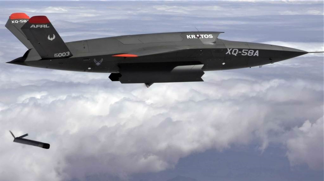 XQ-58A「女武神」（Valkyrie）无人战机在亚利桑那州尤马试验场（Yuma Proving Ground）施放ALTIUS-600小型无人机的资料照。（美国空军）