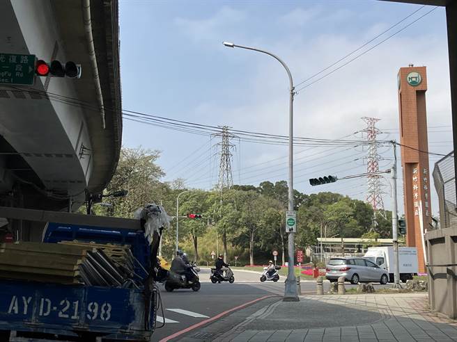 市府交通处表示，5月6日起假日下午时段增加慈云路绿灯秒数，纾解慈云路车流。图为慈云路光復路口。（王惠慧摄）