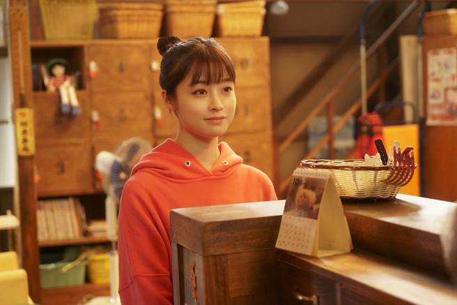 桥本环奈在片中担任澡堂柜台接待员。（采昌提供）