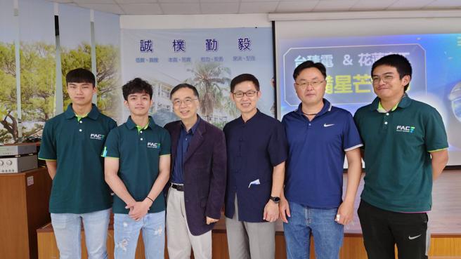 任職台積電的花工畢業生與莊子壽副總、黃鴻穎校長、陳文帆實習主任合影。
