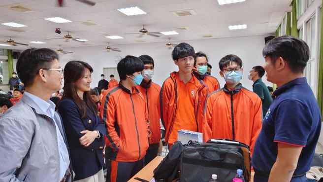 校內同學向洪永迪副處長、張曉嵐經理、黃士哲經理請益面談訣竅。
