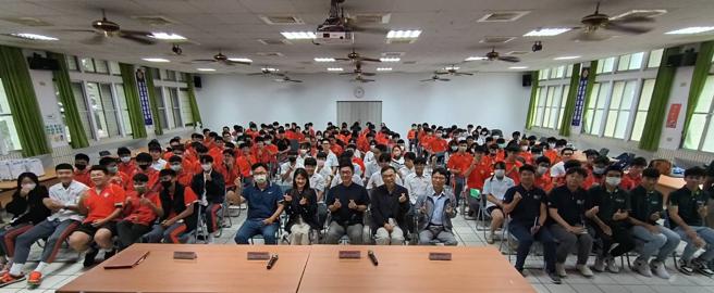 台積電貴賓與花蓮高工師生合影。