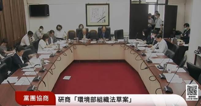 《环境部组织法》草案今再度展开党团协商，最终在所有委员讨论后，完成协商；民进党立院党团总召柯建铭表示，本周就会排入院会完成三读。（摘自立法院直播）