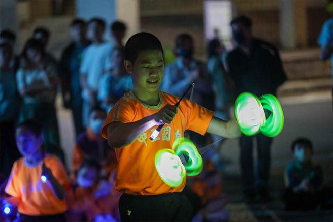 ▲海大萤火虫季开幕式由中正国中学生表演扯铃。（国立海洋大学提供／徐佑升基隆传真）