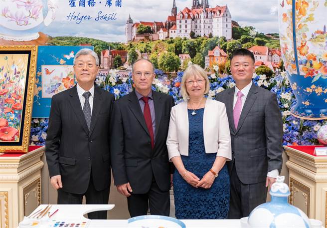 国裕精品董事长栾谨国（左起）、麦森画师霍尔格．席尔、麦森代表李安娜、国裕执行董事栾慎寰，出席「2023忆难忘麦森」年度特展。（吴松翰摄）