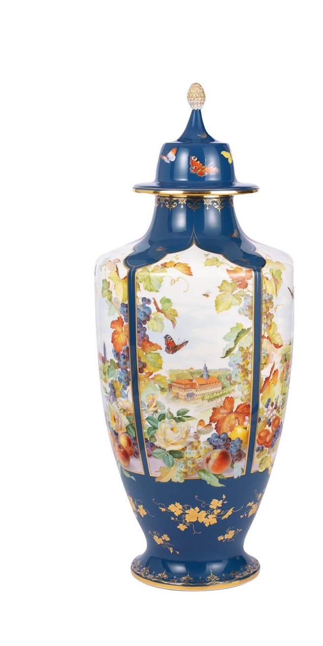 「古城春色」是麦森大师霍尔格．席尔心血力作，观赏者可沿着画笔下的古堡，畅游萨克森美景并认识当地丰富的人文情怀，是藏家眼中的梦幻逸品。（国裕提供）