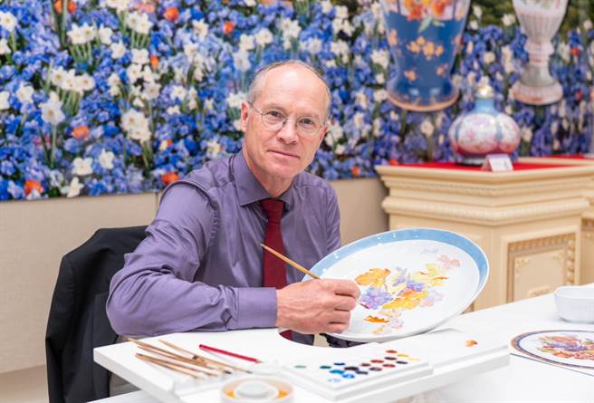 在麦森服务逾40年的霍尔格．席尔，纯熟精湛工艺深受瓷器爱好者热爱，每一件作品均具收藏价值。（吴松翰摄）